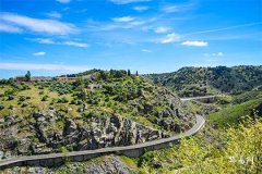 房間有橫樑但壓不到床，怎麼擺放床位才最合適？