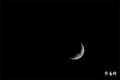 Can an apotropaic peach wood sword be hung behind the bedroom door