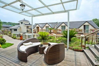 Does having an office seat facing the door affect office feng shui?