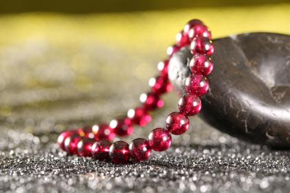 火命人適合戴什麼材質的配飾？哪些飾品屬火？