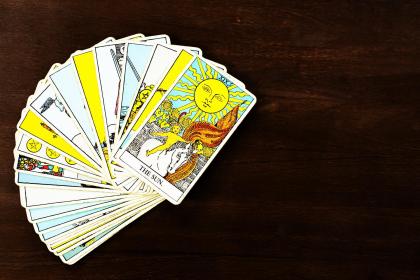 塔羅牌正逆位事業與感情運勢，權杖侍從命運解析